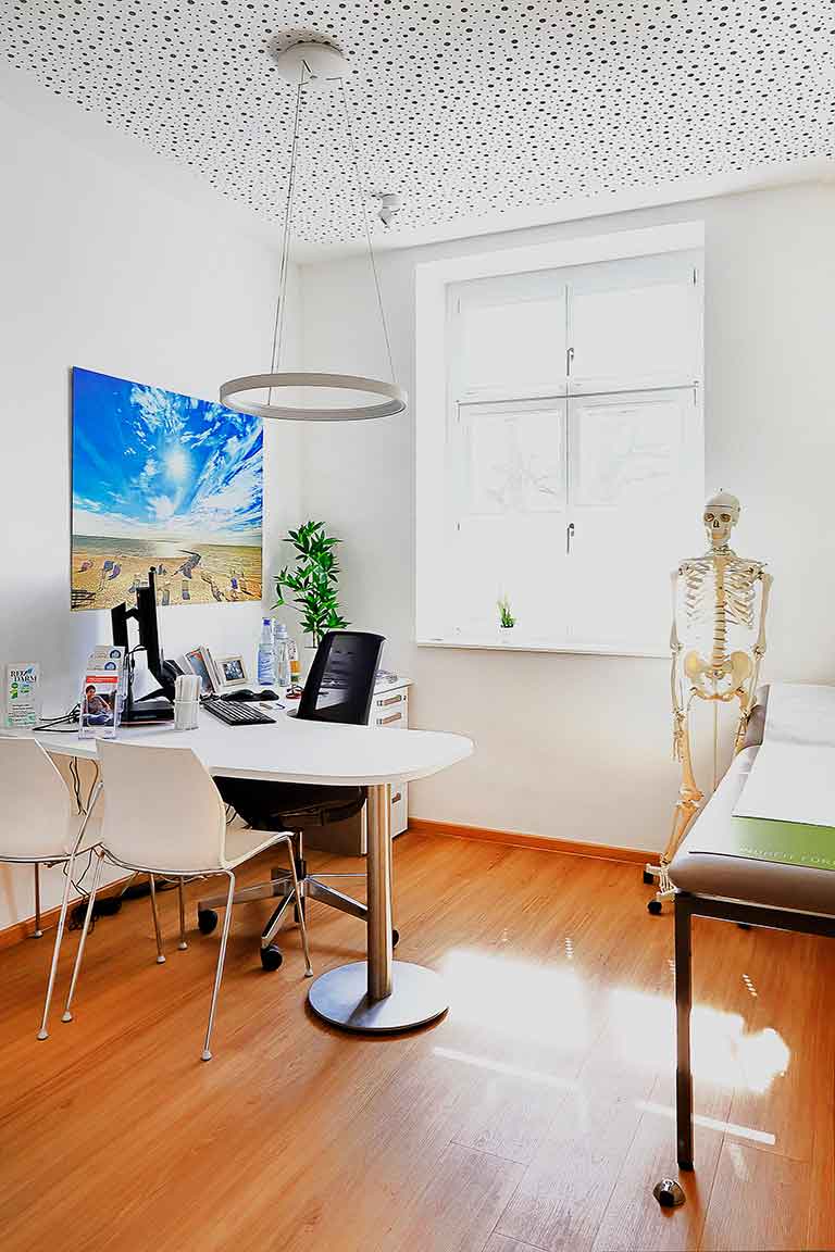 Modernes Behandlungszimmer 2 der Hausarztpraxis
