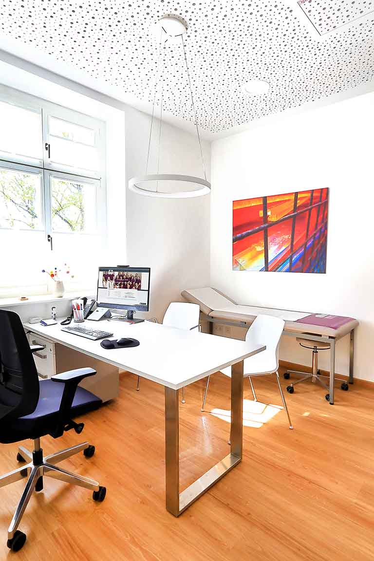 Modernes Behandlungszimmer 3 der Hausarztpraxis